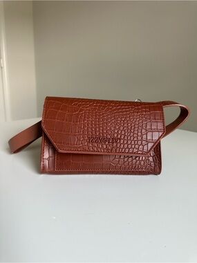 Izzy & Liv Croc-Embossed Mini Crossbody Bag Cognac Brown Adjustable Strap 🤎